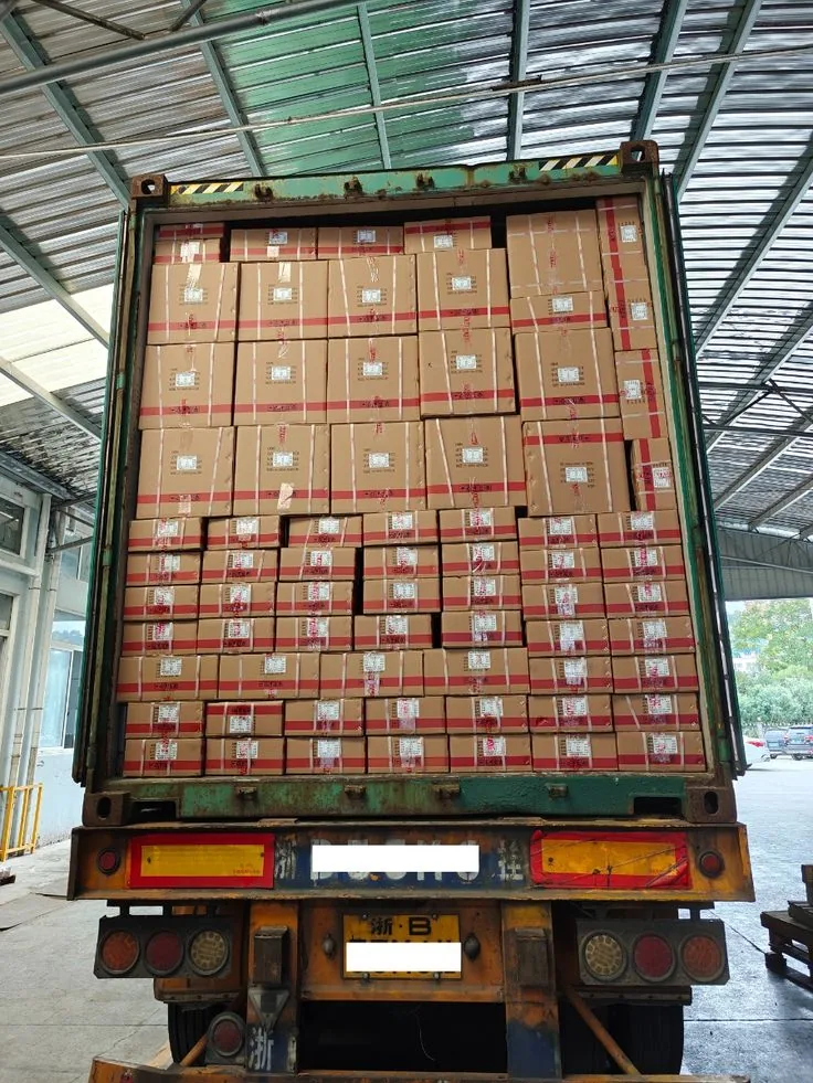 Camion chargé au départ pour le fret maritime vers l'Afrique