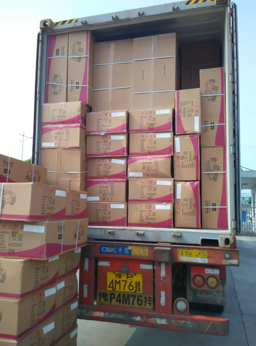 Huile Végétale en Gros : Formats, Vrac et Import vers l'Afrique 2 Chargement du camion pour l'export d'huile végétale en gros vers l'Afrique
