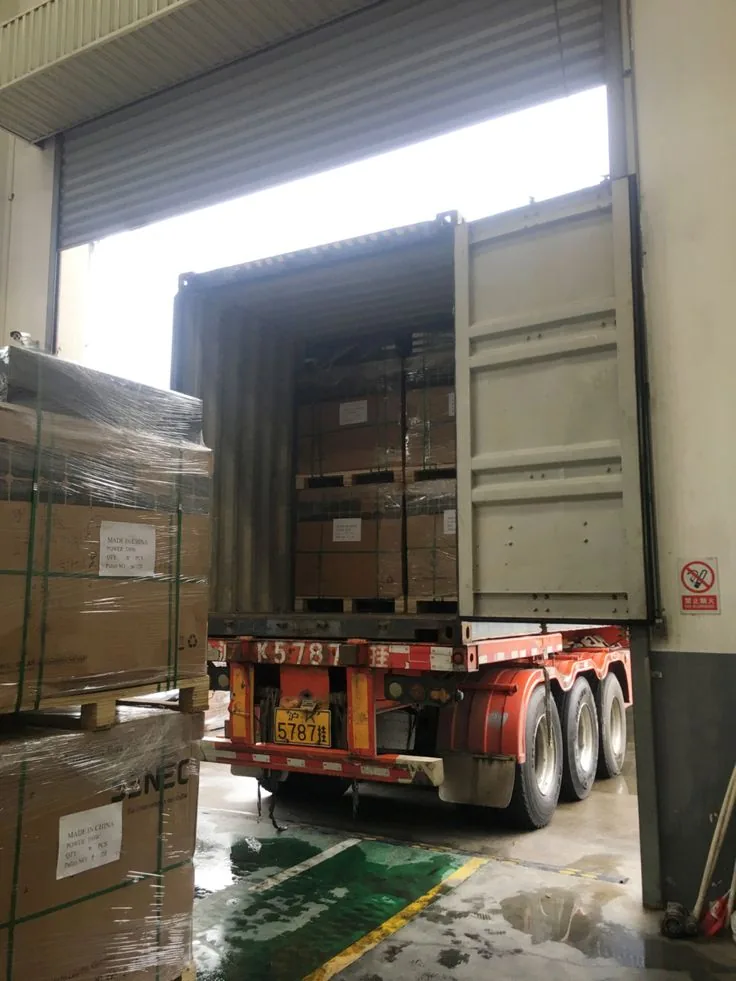 Chargement d'un conteneur complet FCL sur quai en Europe avant export