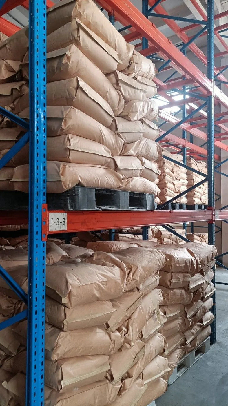 Sacs de riz, farine et sucre stockés en racks dans l'entrepôt d'export
