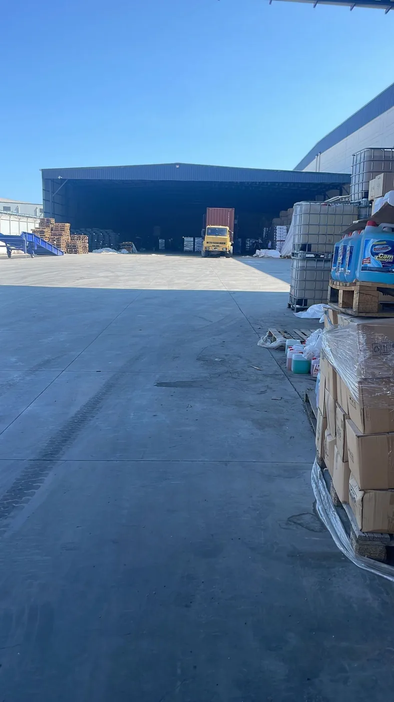 Plateforme logistique européenne préparant les conteneurs pour importer au Congo