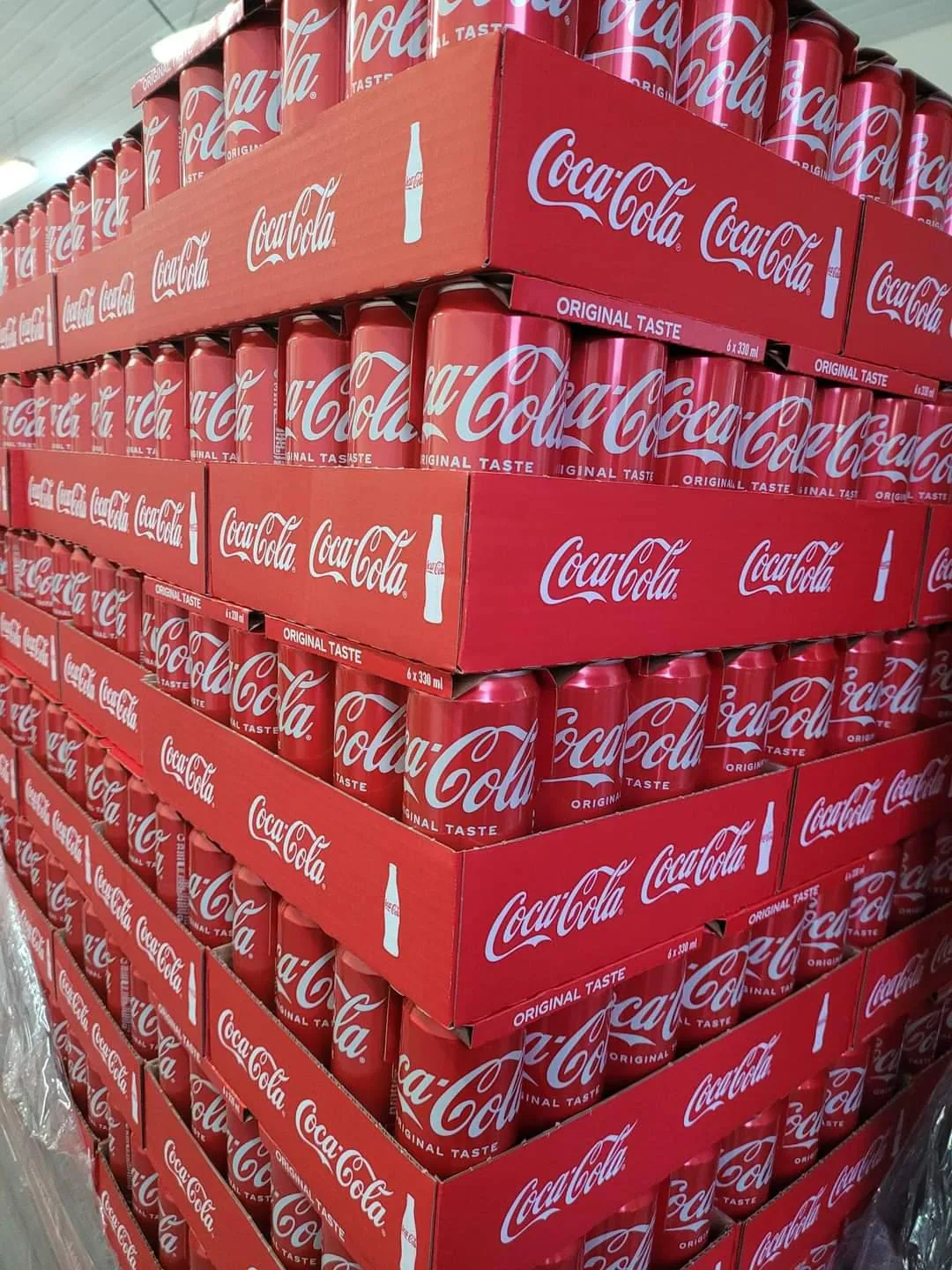 Cartons de Coca-Cola palettisés en entrepôt — export Euro Africa FMCG