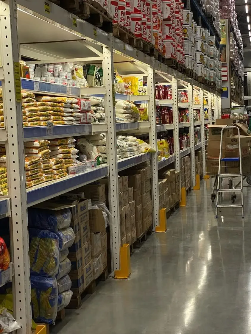Rayon d'aliments de base en entrepôt de gros — Euro Africa FMCG
