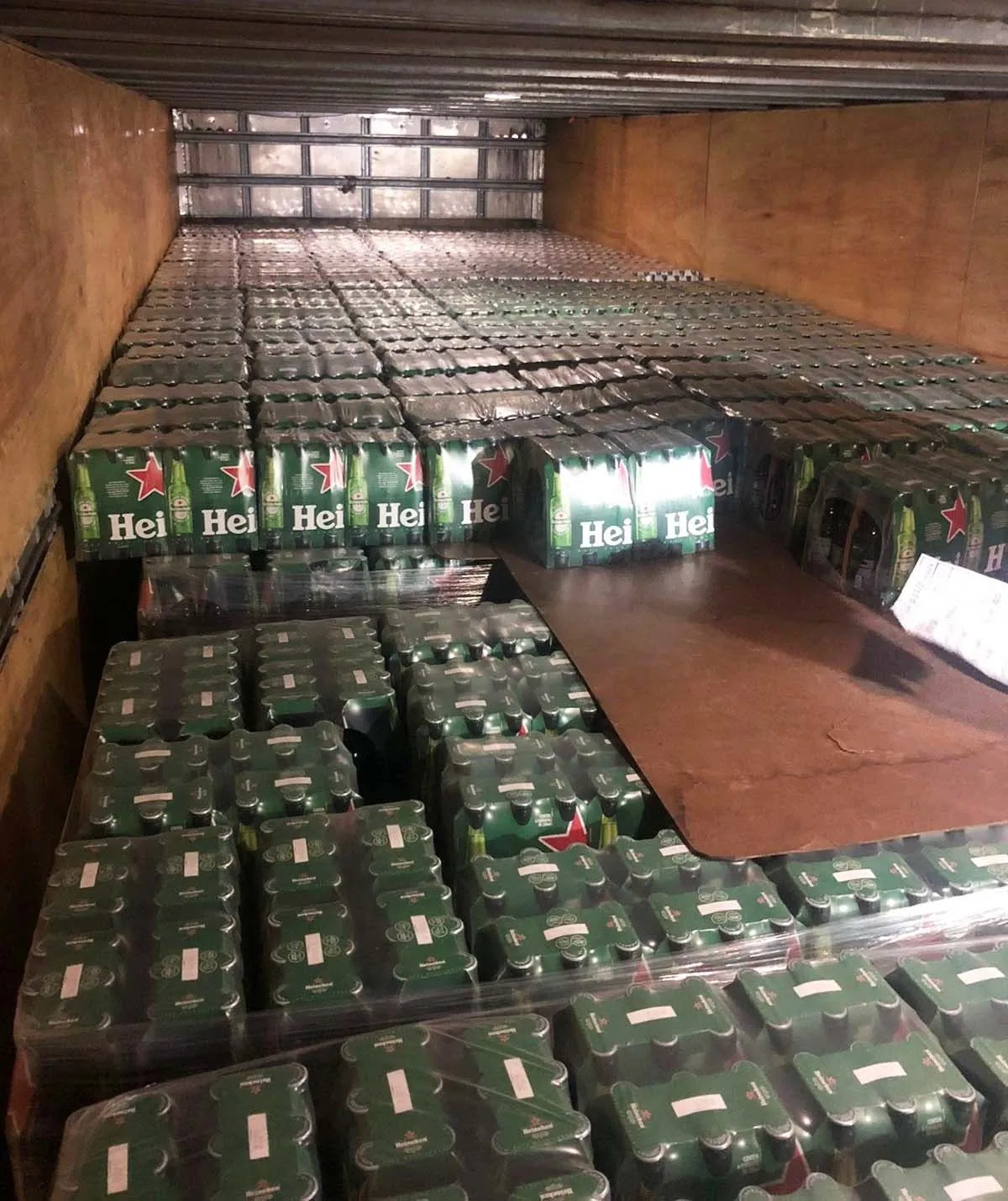 Chargement de conteneur maritime — cartons Heineken export Euro Africa FMCG