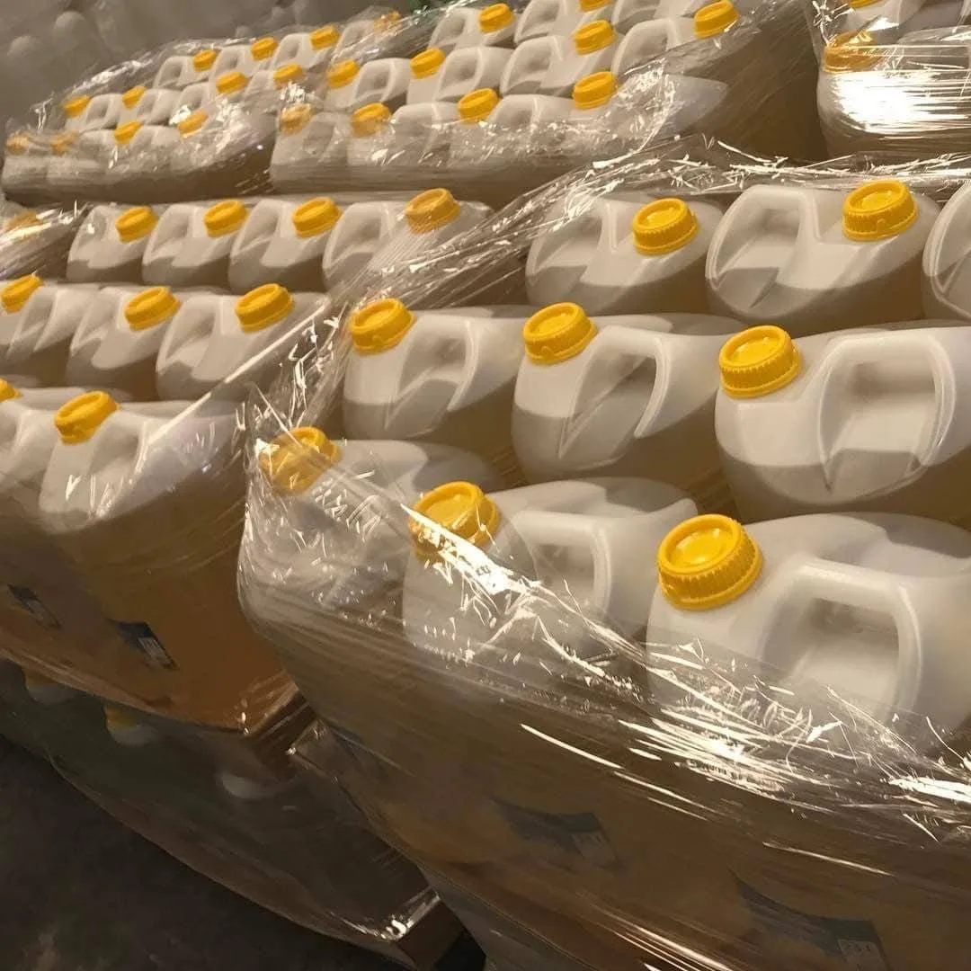 Jerrycans d'huile de coco palettisés — export Euro Africa FMCG