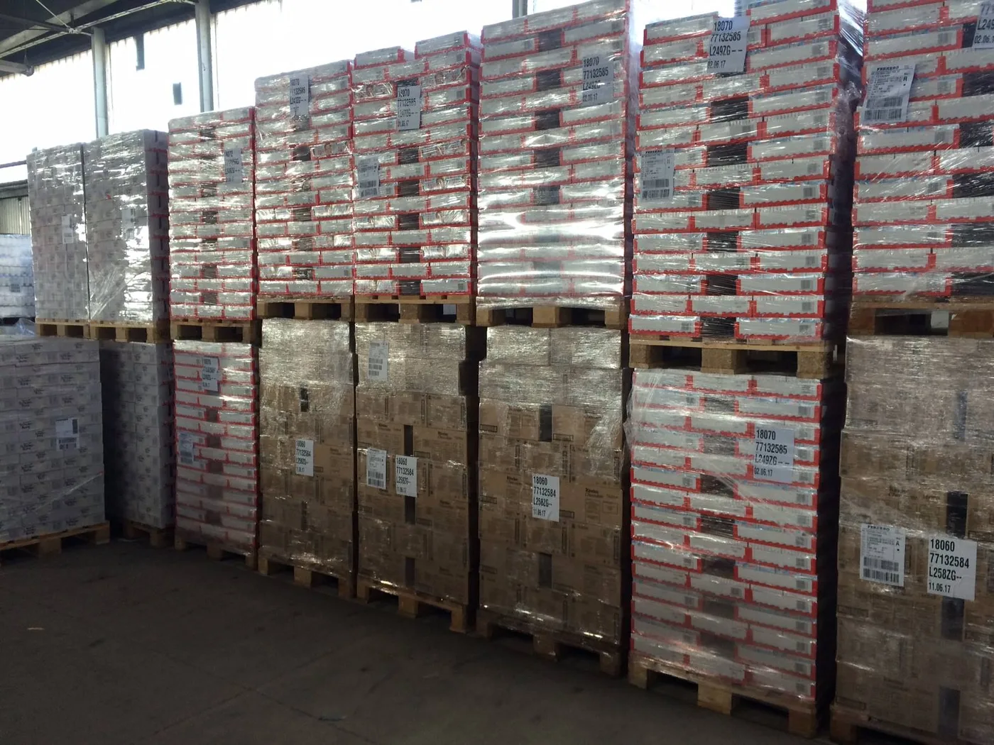 Cartons Kinder et Ferrero palettisés — export Afrique Euro Africa FMCG