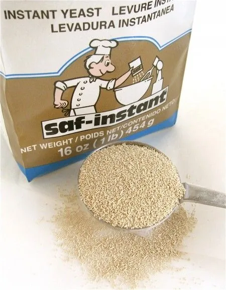 Levure instantanée Saf-Instant versée à la cuillère — Euro Africa FMCG