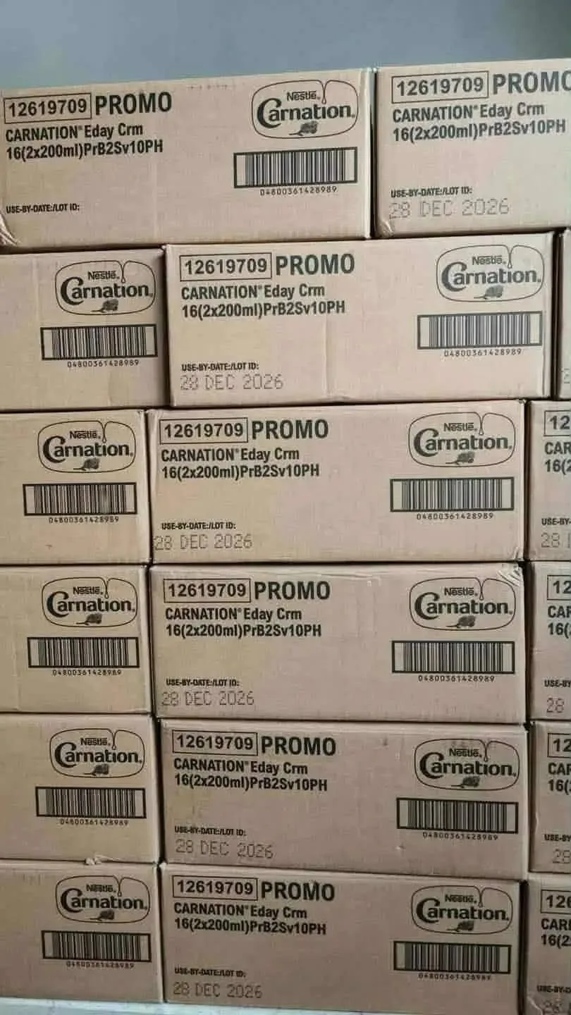 Cartons Nestlé Carnation empilés en entrepôt — export Euro Africa FMCG