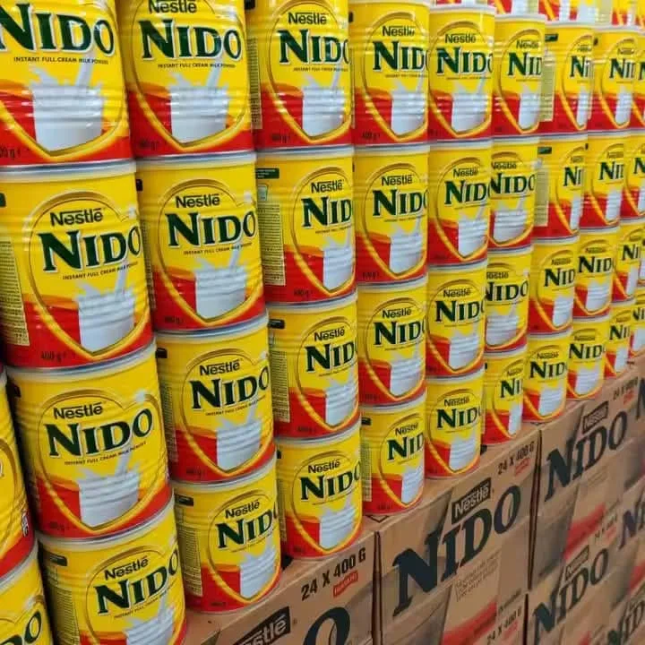 Boîtes de Nestlé Nido empilées en entrepôt — export Euro Africa FMCG