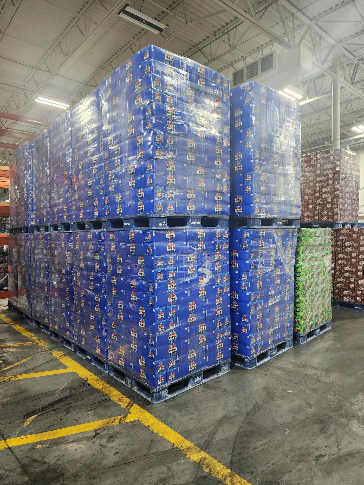 Palettes de Pepsi en entrepôt — stock Euro Africa FMCG