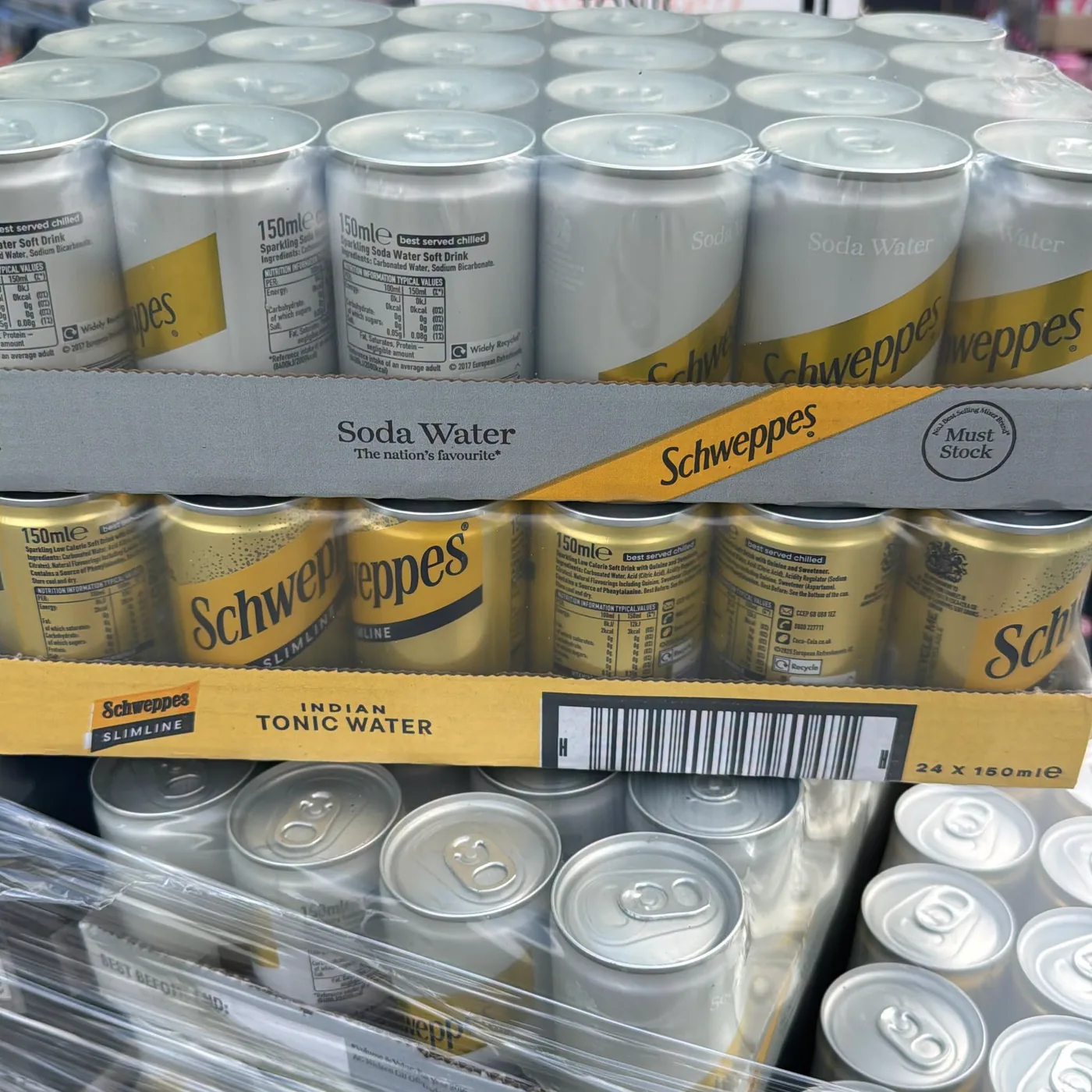 Cartons de Schweppes Tonic Water empilés — stock Euro Africa FMCG